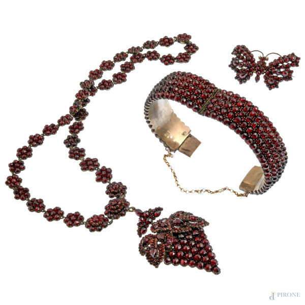 Parure in metallo argentato e granati composto da bracciale, collana e spilla, lunghezza collana cm 29, (segni di usura, mancanze, rotture)