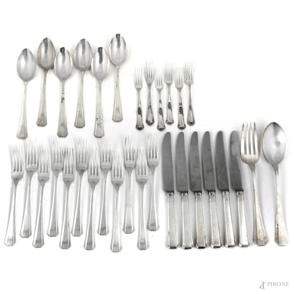 Lotto di posate in argento 800/000, misura massima cm 26, peso complessivo gr 1570 al netto dei coltelli