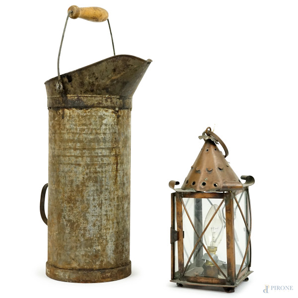 Lotto composto da una lanterna in rame ed un bidone da latte in metallo, cm h 39, (difetti).