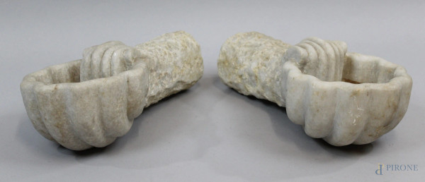 Coppia di acquasantiere in marmo, XX secolo, cm h 15x36, (difetti).
