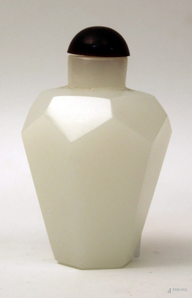 Snuff bottle in pietra pregiata di linea esagonale, H 7 cm.