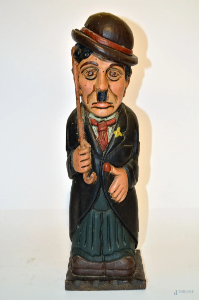 Portabottiglie, scultura in legno policromo a soggetto di charlie chaplin h. 48 cm.