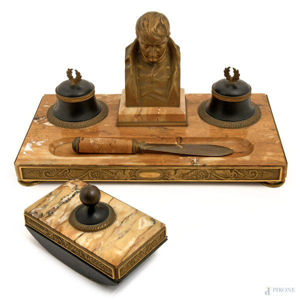 Calamaio in marmo giallo con busto di Napoleone Bonaparte, XIX secolo, cm 23x41,5x22,5, (difetti)