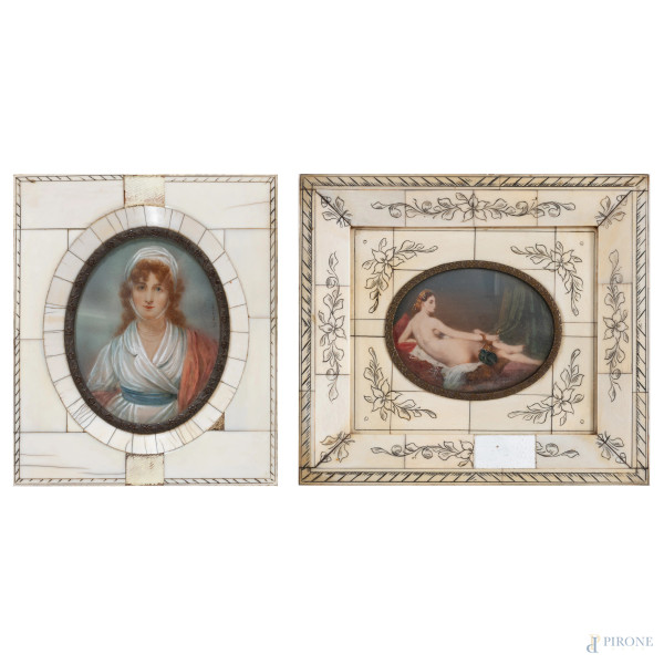 Lotto di due miniature raffiguranti Odalisca di Ingres e fanciulla velata, XIX-XX secolo, entro cornici in osso, misure massime comprensive di cornice cm 16x18, (segni di usura, mancanza di tasselli, difetti)