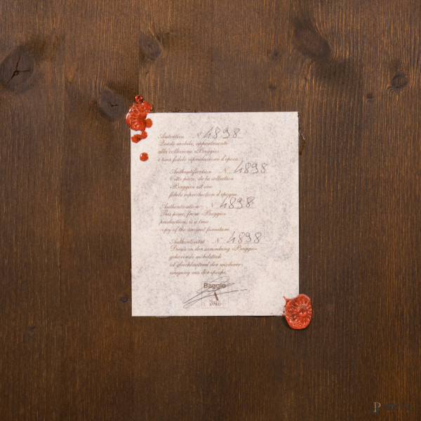 Comò in stile Luigi XVI intarsiato in varie essenze a tre cassetti, XX secolo, cm 88x123x57, (sca...