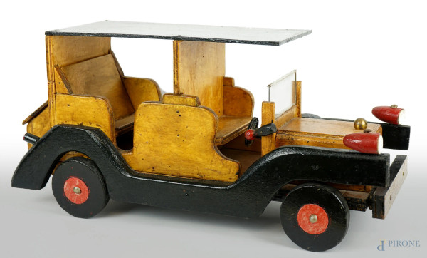 Modellino di automobile in legno dipinto, modello Augusta, cm h 23,5, (difetti).