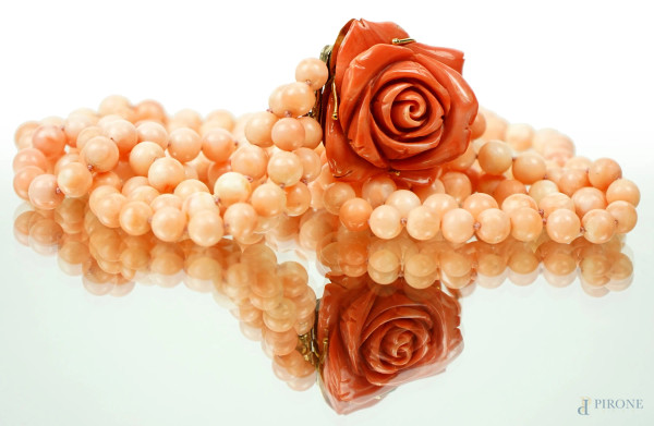 Collana in corallo pelle d'angelo a tre fili, con chiusura in oro 18 kt e corallo a forma di rosa, gr.221