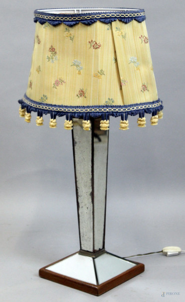 Lampada da tavolo anni '50, base e struttura in legno rivestito a specchio, paralume color crema con ricami floreali e blu, cm h 69, (segni del tempo, meccanismo da revisionare)