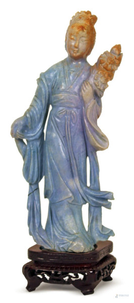Scultura in pietra saponaria color celeste, raffigurante Guanyin, poggiante su base in legno, H. 19,5 cm, Cina XX sec.