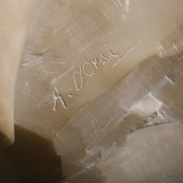 Scultura in marmo raffigurante una bambina in lettura, base in onice, firmata, altezza cm 50