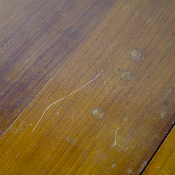 Toeletta in noce con specchio a scomparsa centrale, tre vani, XX secolo, cm 73,5x75,5x43,5, (dife...