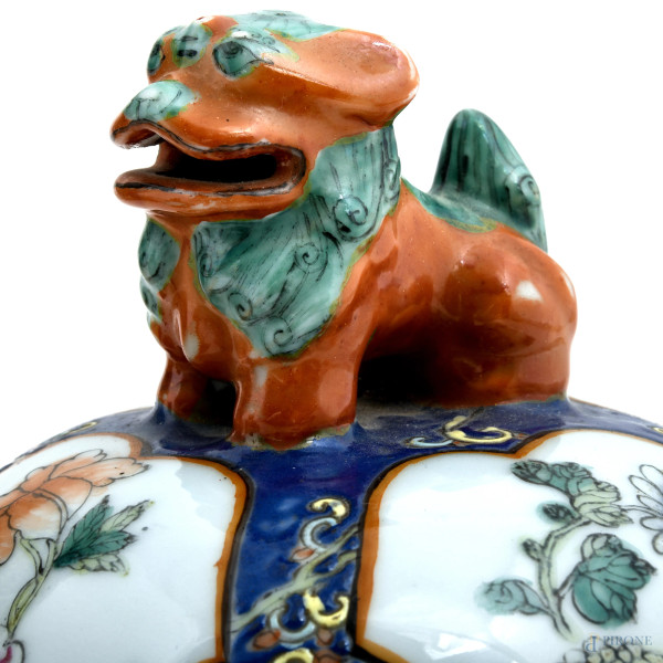 Coppia di cachepot in ceramica policroma con decori floreali a rilievo con coperchi con presa a g...