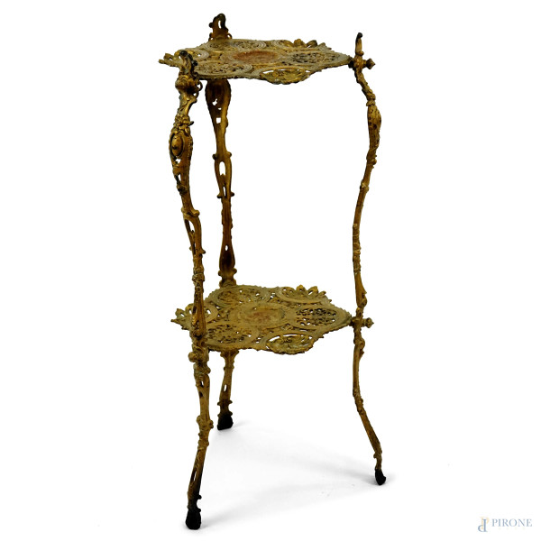 Tavolino portavaso in metallo dorato, XX secolo, a due ripiani, decoro raffigurante coppie di putti musicanti e motivi vegetali, poggiante su tre gambe mosse, cm h 76, (segni del tempo).