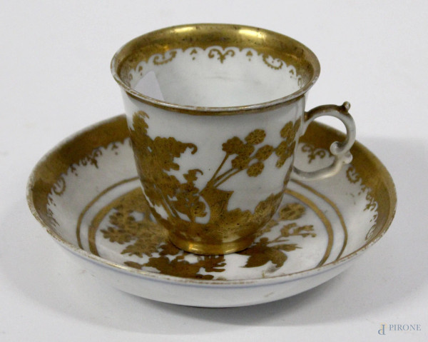 Tazzina con piattino in porcellana Meissen a tutto decoro in oro floreale, XIX sec.