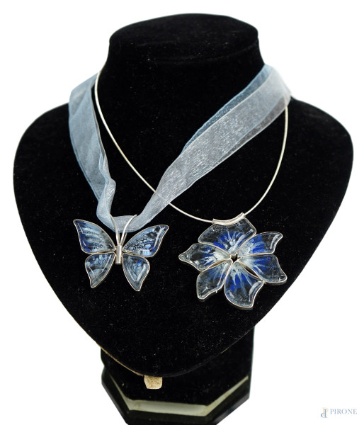 Due collane con ciondoli a foggia di fiore e farfalla in vetro azzurro, lunghezza max cm 27.