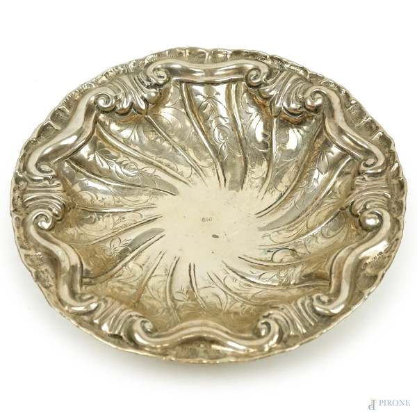 Piatto tondo in argento, inizi XX secolo, decori sbalzati a cesellati, diam cm 20, peso gr. 260