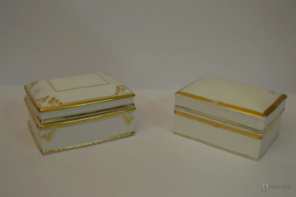Coppia scatole dell&#39;800 in porcellana chiara con particolari dorati, Periodo Luigi Filippo, 14x11 cm.