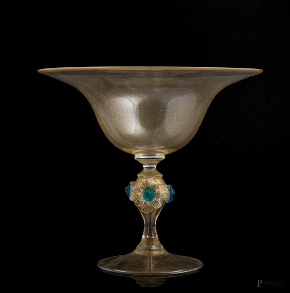 Alzata in vetro di Murano Nason con elementi floreali in rilievo , XX secolo, altezza cm 24,5, (lievi segni di usura)