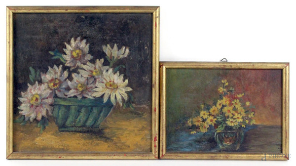 Lotto di due nature morte- vasi con fiori, olio su tavola, misure max cm. 22x21,5, XX secolo, entro cornice.