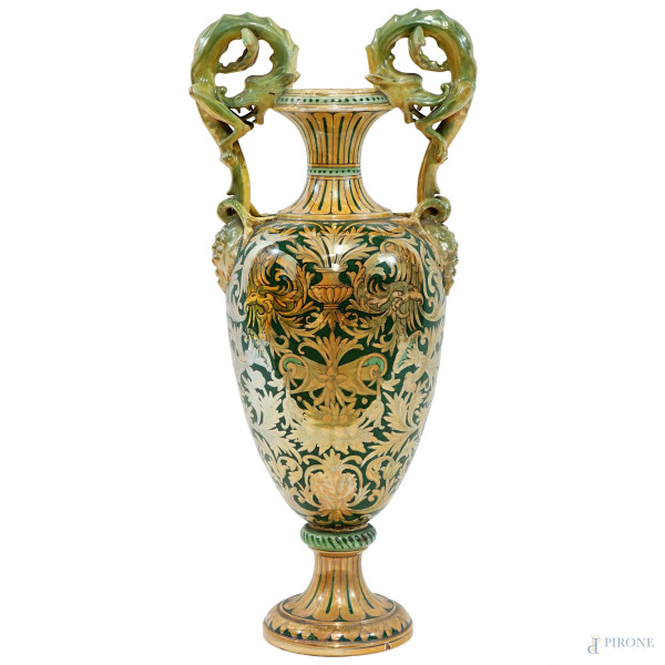 Grande vaso biansato Robbia Gualdo Tadino, XX secolo, in ceramica a lustro con decori a grottesche dorate su fondo verde, anse a forma di animali mitologici, cm h 70, (difetti)