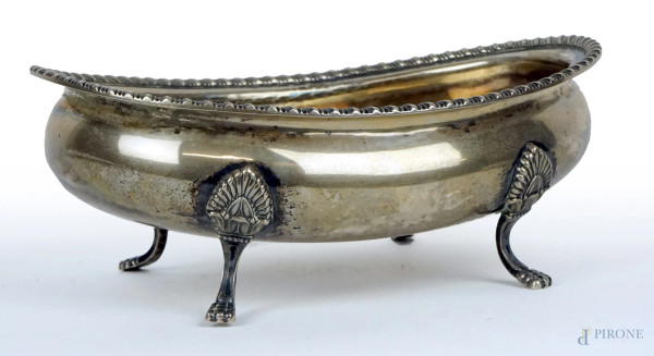 Alzatina in argento di linea ovale, poggiante su quattro piedi ferini, cm h 8, lunghezza cm 20, peso gr.330