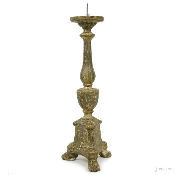 Torciere in legno dorato, base a tre piedini,  XVIII secolo, cm h 35, (difetti).
