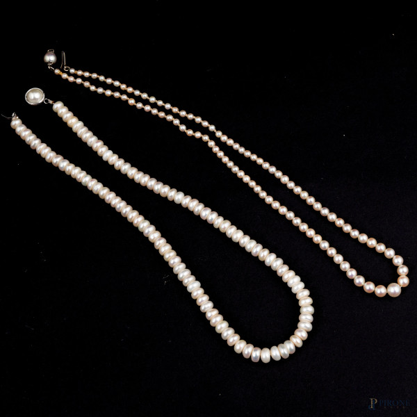 Lotto composto da due collane a un filo di perle, lunghezza massima cm 46