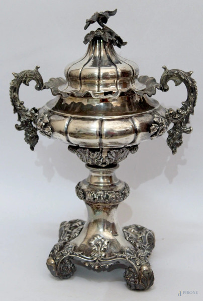 Coppa biansata in argento sbalzato e cesellato a motivi floreali, XIX sec, gr. 913