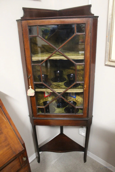 Angoliera in mogano ad uno sportello a vetro, h. 145x60 cm