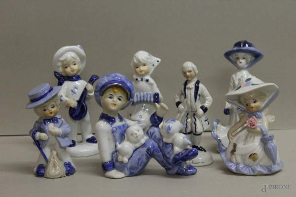 Lotto di sette figure in porcellana a decoro blu.