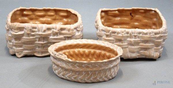 Lotto di tre portavasi in terracotta a forma di cestini, misure max cm h12,5x28,5x26, XX secolo, (difetti).