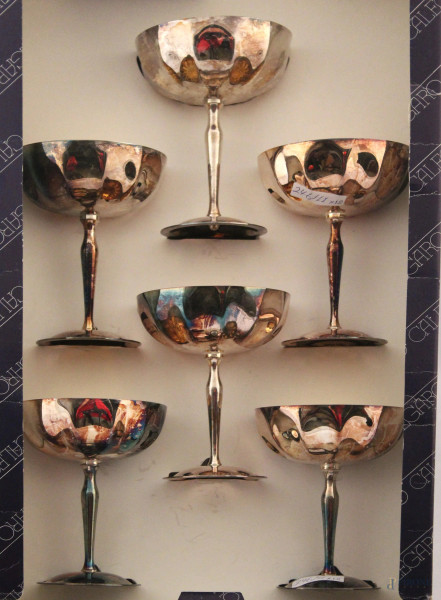 Lotto di dodici coppe da gelato in metallo argentato, interno a vermaille, h. 13 cm