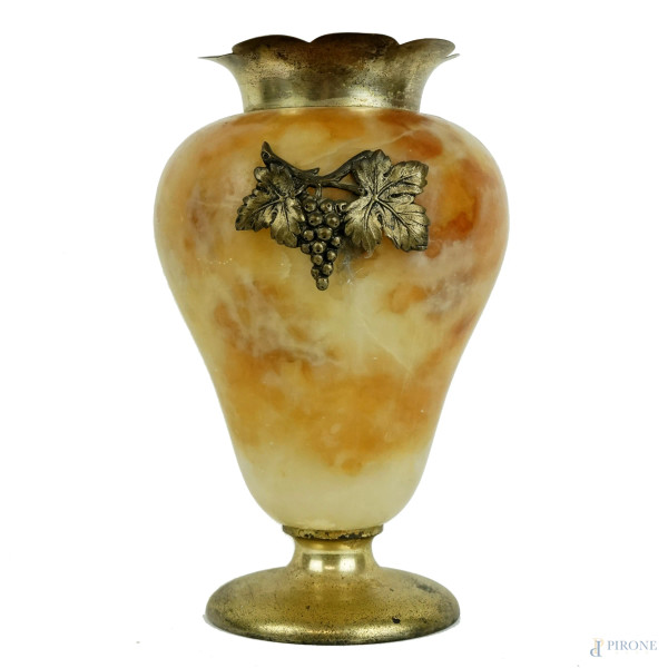 Vaso in alabastro, finiture ed applicazioni in metallo dorato, cm h 25, XX secolo, (segni del tempo).