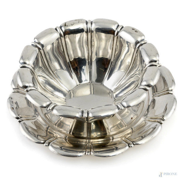 Lotto composto da coppetta con piattino in argento 800/000, diametro massimo cm 16,5, peso complessivo gr 160