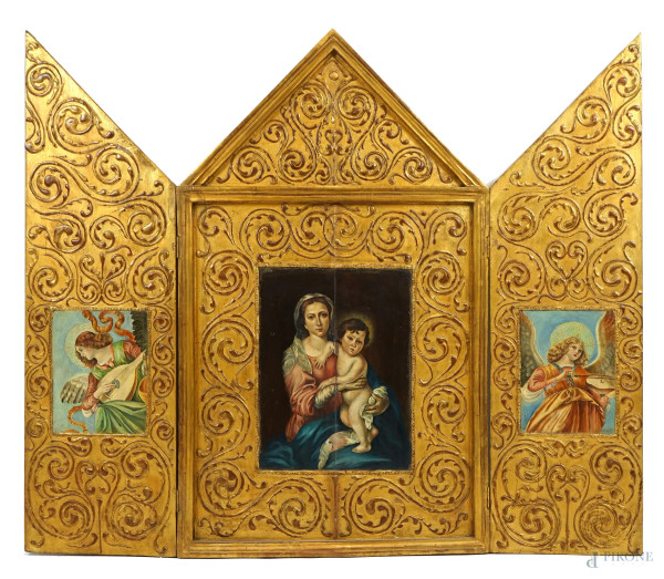 Pittore fiorentino del XX secolo, Trittico in legno scolpito e dorato con tre  riquadri raffiguranti Madonna con Bambino ed angeli musicanti, cm h 101x120, (segni del tempo).