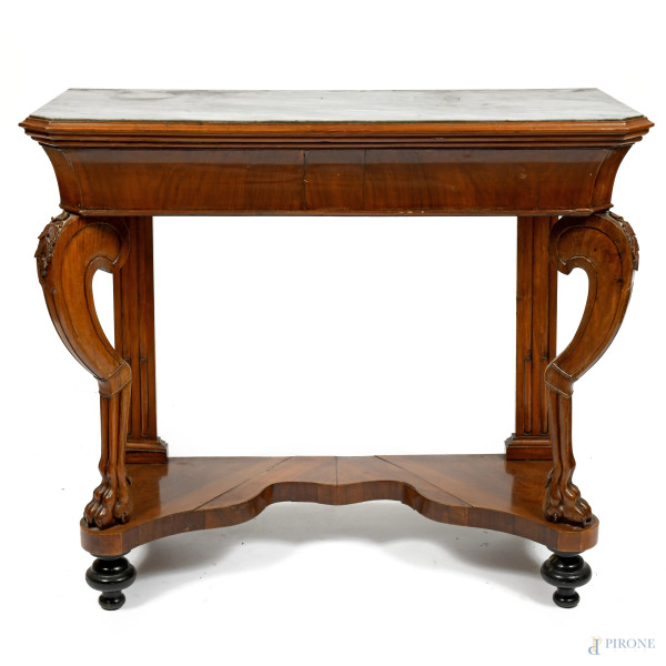 Consolle in legno impiallacciato con piano in marmo, gambe anteriori mosse intagliate e piedi ferini poggianti su pedana sagomata, XIX-XX secolo, cm 97x111x49, (segni di usura, scalfiture, sollevamenti impiallacciatura, difetti)