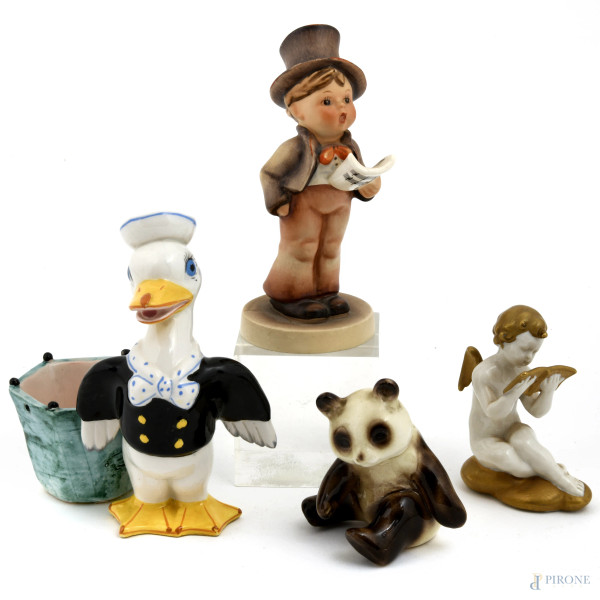 Lotto di sculture in porcellana raffiguranti un papero, un panda, un angioletto e un bambino con spartito, XX secolo, altezza massima cm 13