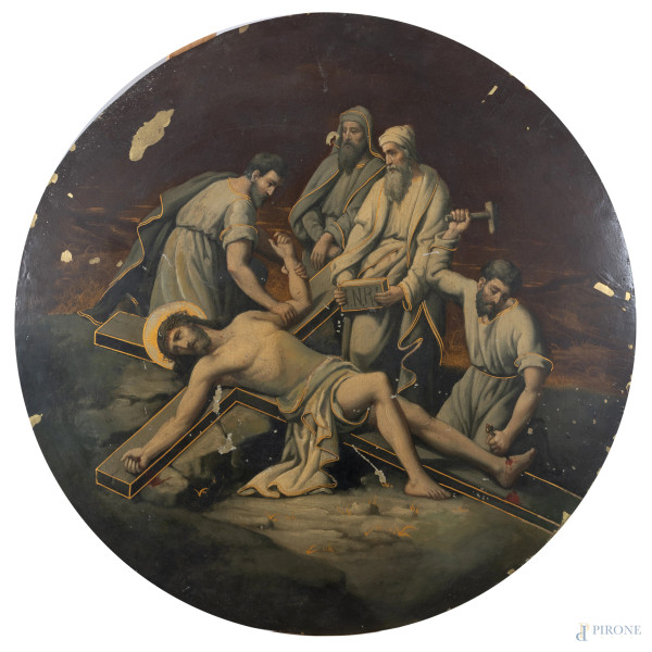 Tondo in metallo dipinto e dorato raffigurante la Crocifissione di Cristo, XX secolo, diametro cm 53, (segni di usura, difetti, cadute di pigmento, restauri)