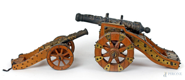 Lotto di due modellini di cannoni in bronzo, montati su base in legno, misure max cm 15x34x21, XX secolo.