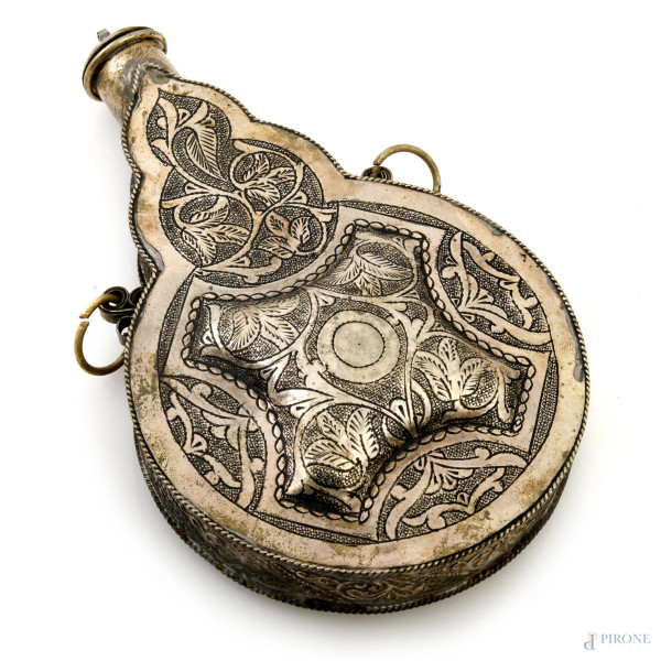 Porta polvere da sparo in metallo argentato e cesellato, XX secolo, cm 21x13x2,5, (segni di usura, difetti, tracce di ruggine)