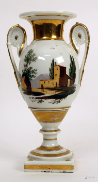 Vasetto impero in porcellana bianca con decoro a soggetto di paesaggio e particolari dorati, H. 25 cm.