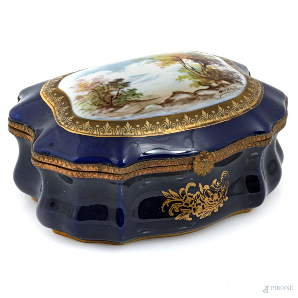 Scatola portagioie in porcellana Sevres nei toni del blu e dell'oro con scena di paesaggio al coperchio, XIX secolo, cm 9x16x12