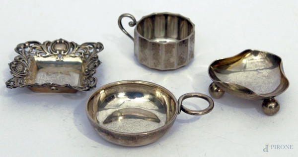 Lotto di quattro oggetti in argento diversi