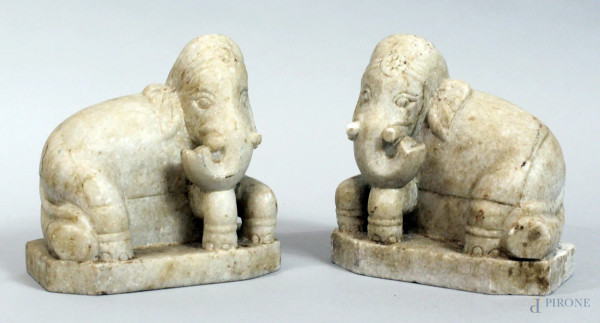 Coppia di ferma libri in marmo a forma di elefanti, cm. 15,5, (difetti).