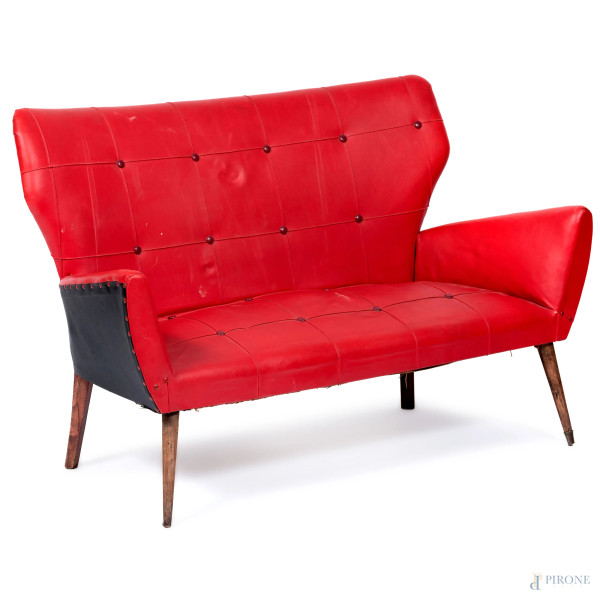 Salotto composto da divano e coppia di poltrone con struttura in legno e rivestimento in similpel...