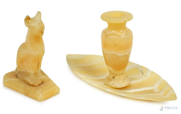 Lotto composto da un vasetto, uno svuotatasche ed una scultura a forma di gatto egiziano in onice, misure max cm h 13,5, (difetti)
