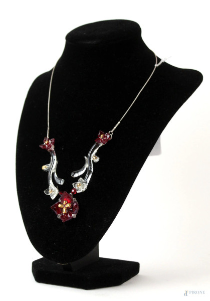 Collana in argento  decorata a motivo di coppia di rami con fiori rossi in vetro, lunghezza cm 25, (difetti).