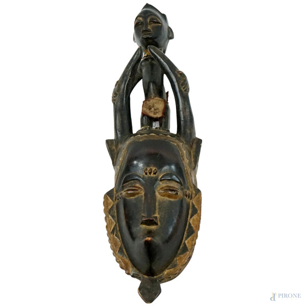 Maschera in legno intagliato, tessuto e perline, cm 60x19, popolo Yauré, Costa d'Avorio, XX secolo, (difetti).