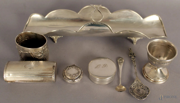 Lotto composto da otto oggetti in argento, gr. 300.