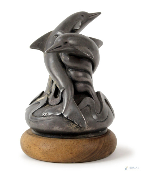 Delfini, scultura in resina rivestita in argento, base in legno, cm h 17,5, XX secolo, (difetti)